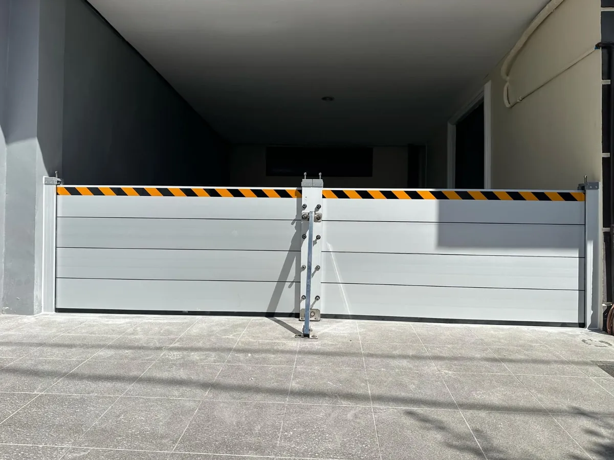 Barrera antiinundación instalada en el acceso de un garaje comunitario